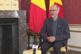 Ông Bert De Belder, Trưởng Ban Đối ngoại Đảng Lao động Bỉ (PTB), trả lời phỏng vấn TTXVN. (Ảnh: Duy Tùng/TTXVN)