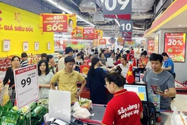 Người dân mua sắm hàng hóa tại siêu thị Winmart. (Ảnh: Trần Việt/TTXVN)