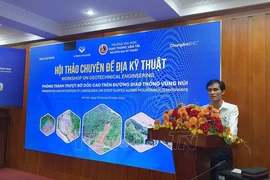 Phó Giáo sư-Tiến sỹ Lê Hoài Đức, Phó Hiệu trưởng Trường Đại học Giao thông Vận tải phát biểu tại hội thảo. Ảnh: Nguyễn Mạnh/TTXVN)