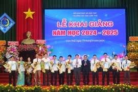 Trường Đại học Cần Thơ đón nhận đón nhận các chứng nhận chất lượng chương trình đào tạo quốc tế và của Bộ Giáo dục và Đào tạo. Ảnh: (Ánh Tuyết/TTXVN)