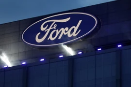 Biểu tượng hãng ô tô Ford tại trụ sở ở Dearborn, Michigan, Mỹ. (Ảnh: AFP/TTXVN)