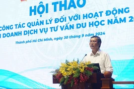 Thứ trưởng Bộ Giáo dục và Đào tạo Nguyễn Văn Phúc phát biểu tại hội thảo. (Ảnh: Thu Hoài/TTXVN)