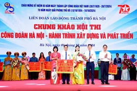 Ban tổ chức trao giải Đặc biệt cho đội thi Liên đoàn Lao động quận Tây Hồ tại cuộc tìm hiểu về Công đoàn và Thủ đô Hà Nội. (Ảnh: Nguyễn Cúc/TTXVN)