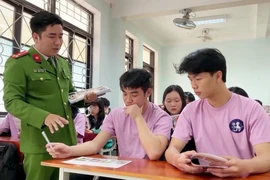 Công an tỉnh Quảng Bình tuyên truyền, phổ biến các biện pháp phòng chống tệ nạn ma túy cho học sinh trên địa bàn. (Ảnh: TTXVN phát)