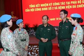 Thượng tướng Phùng Sĩ Tấn trao đổi với các nữ sỹ quan bên lề hội nghị. (Ảnh: Trọng Đức/TTXVN)