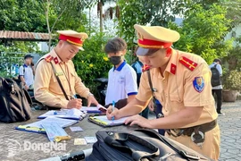 Đội Cảnh sát Giao thông-Trật tự Công an thành phố Biên Hòa, tỉnh Đồng Nai, lập biên bản học sinh vi phạm quy định trật tự an toàn giao thông trên đường Nguyễn Văn Hoa, phường Thống Nhất, thành phố Biên Hòa. (Nguồn: báo Đồng Nai)