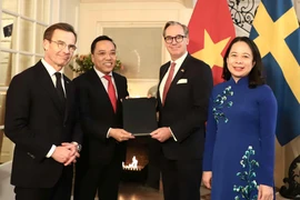 Phó Chủ tịch nước Võ Thị Ánh Xuân và Thủ tướng Vương quốc Thụy Điển Ulf Kristersson chứng kiến lễ trao Bản ghi nhớ hợp tác. (Ảnh: Phương Hoa/TTXVN)