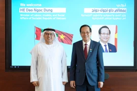 Bộ trưởng Đào Ngọc Dung và Bộ trưởng Bộ trưởng Bộ Nguồn Nhân lực UAE Abdulrahman Abdulmannan Al-Awar.