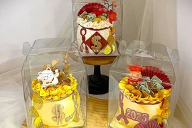 Sản phẩm bánh tạo hình hũ vàng với mẫu mã đa dạng hút khách dịp vía Thần Tài. (Ảnh: PV/Vietnam+)