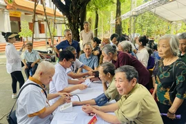 Chương trình ký kết có buổi khám bệnh, cấp phát thuốc cho người dân tại huyện Sóc Sơn, Hà Nội (Ảnh: PV/Vietnam+)