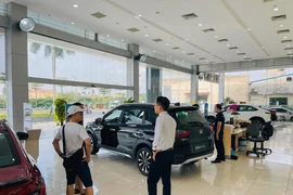 Khách hàng đang xem xe tại một đại lý ôtô Honda. (Ảnh: PV/Vietnam+)