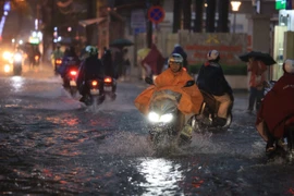 Hà Nội: Mưa lớn bất ngờ, người dân chật vật lội nước trở về nhà