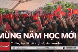 Những ngôi trường đỏ thắm trong ngày khai giảng năm học mới tại Hà Nội