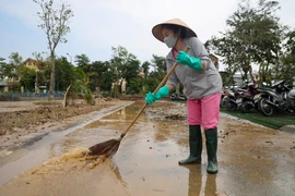 Người dân dọn dẹp sau bão Yagi. (Ảnh: PV/Vietnam+)