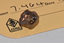 Viên kim cương nâu nặng 7,46 carat mà Navas đã tìm thấy. (Nguồn: CNN)
