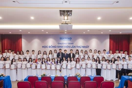 Hình ảnh hoạt động trao tặng học bổng của SILKROAD HANOI JSC cho các sinh viên ở Hà Nội.