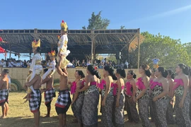 Các vũ điệu đặc sắc được biểu diễn trên bãi biển tại Lễ Melukat của người Hindu Bali. (Ảnh: Đỗ Quyên)