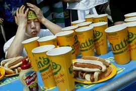 Takeru Kobayashi mệt mỏi sau khi ăn hết 44 chiếc xúc xích tại cuộc thi ăn xúc xích ở Coney Island, Mỹ, vào năm 2003
