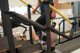 Thử nghiệm chân giả với giao diện điều khiển bằng tín hiệu não tại MIT. (Nguồn: CNN)