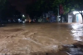 Cận cảnh nước lũ cuộn chảy như sông trên đường phố ở Sơn La