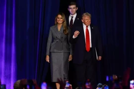 Barron Trump đứng cao hơn hẳn cha mẹ, dù ông Trump cũng là người rất cao. (Nguồn: LAD Bible)