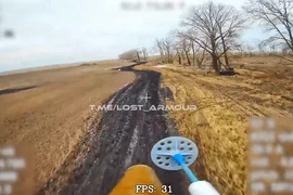 Hai drone FPV Nga "hỏi thăm sức khỏe" đôi xe bọc thép chở lính Ukraine