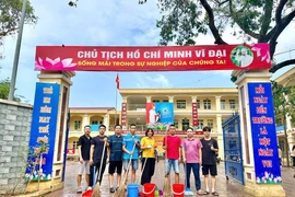 Các thầy cô giáo Trường Tiểu học Duyên Hà cùng các giáo viên trường bạn vệ sinh sạch sẽ khuôn viên, sẵn sàng đón học sinh trở lại vào thứ Hai. (Ảnh: NTCC)