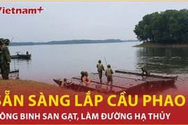 Bộ đội công binh khẩn trương lắp đặt cầu phao thay thế cầu Phong Châu