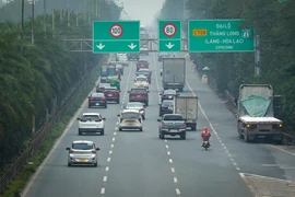 Hà Nội: Hàng loạt xe máy bất chấp nguy hiểm lao vào cao tốc đại lộ Thăng Long