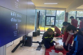 Học sinh tham gia trải nghiệm mô hình thực tế ảo về phòng cháy chữa cháy và cứu nạn cứu hộ. (Ảnh: Công an thành phố Hà Nội)