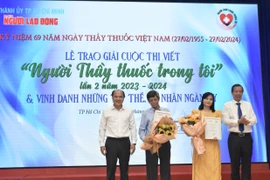 Tác giả Cao Thùy Giang nhận giải Ba cuộc thi viết "Người thầy thuốc trong tôi" lần thứ hai. (Ảnh: PV/Vietnam+)