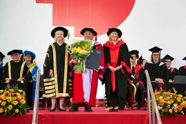 Ông Jimmy nhận bằng Tiến sỹ Danh dự của Đại học RMIT. (Ảnh: PV/Vietnam+)