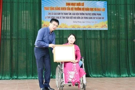 Chủ tịch Công đoàn Giáo dục Việt Nam Nguyễn Ngọc Ân trao Bằng khen của Bộ trưởng Bộ GDĐT cho cô giáo Đàm Thị Thanh Tâm. (Ảnh: Bộ GD-ĐT)
