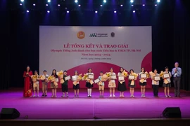 Ban tổ chức trao giải cho các thí sinh. (Ảnh: PV/Vietnam+)