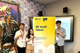 Ba đại diện của Việt Nam tham dự Mạng lưới Kết nối Thanh niên toàn cầu của Hội đồng Anh. (Ảnh: PV/Vietnam+)