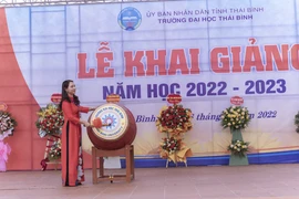 Tiến sỹ Trần Thị Hòa đánh trống trong lễ khai giảng Trường Đại học Thái Bình năm học 2022-2023. (Ảnh: NVCC)