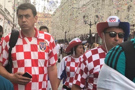 Sắc màu caro Croatia ngập tràn Quảng trường đỏ trước trận chung kết