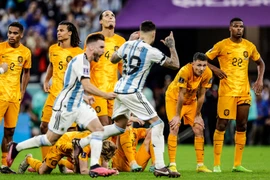 Tổng hợp những pha 'cà khịa' của các cầu thủ Argentina với Hà Lan