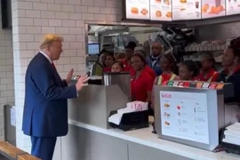 Ông Donald Trump gây sốt với hình ảnh tự đi mua sữa lắc ở hiệu đồ ăn nhanh
