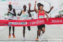 He Jie vượt qua 3 vận động viên châu Phi để về nhất (Nguồn: Global Times)