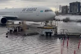 Cảnh ngập lụt chưa từng có tại sân bay Dubai, máy bay đi trong làn nước