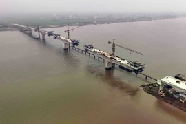 Công trình cầu vượt sông Hồng nối huyện Tiền Hải (tỉnh Thái Bình) - huyện Giao Thủy (tỉnh Nam Định), đây là một hạng mục trong dự án tuyến đường bộ ven biển (đoạn qua tỉnh Thái Bình), có tổng mức đầu tư gần 1.000 tỉ đồng đang được thi công. (Ảnh: Vũ Sinh/TTXVN)