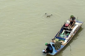 Lực lượng chức năng tiến hành tìm kiếm hai cháu dưới cầu Kinh Dương Vương (Ảnh: Người dân cung cấp)