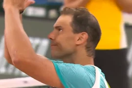 Rafael Nadal kìm nén xúc động chia tay khán giả Paris