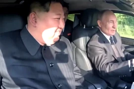 Tổng thống Nga Putin đích thân lái siêu xe Aurus chở ông Kim Jong Un