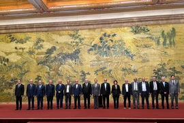 Bộ trưởng Ngoại giao Trung Quốc Vương Nghị cùng các đại diện Palestine trong cuộc họp ở Bắc Kinh (Ảnh: GCTN)