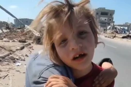 Rơi nước mắt với cảnh bé gái Palestine bế em bị thương đi bộ hàng giờ ở Gaza