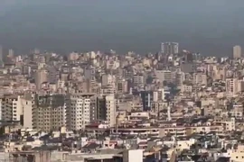 Khoảnh khắc tên lửa Israel đánh sập một tòa nhà ở Beirut