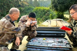 Các chuyên gia Trung Quốc tại nơi phát hiện mạch quặng vàng ở Hồ Nam (Nguồn: People's Daily)