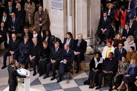 Tổng thống Pháp Emmanuel Macron đọc diễn văn bên trong Nhà thờ Đức Bà Paris ngày 7/12/2024. (Ảnh: REUTERS/TTXVN)